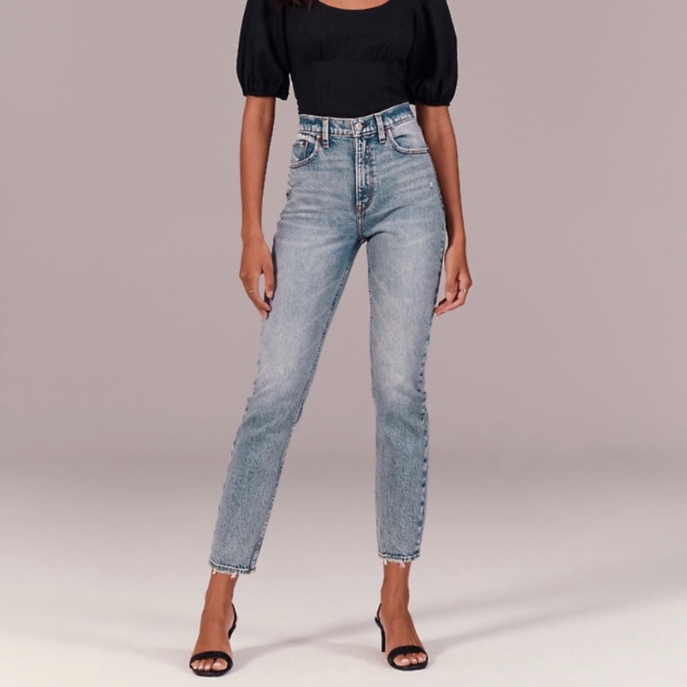Abercombie high rise mom jeans in acid wash NWT